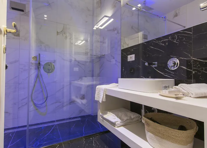 Tritone 125 招待所 4*